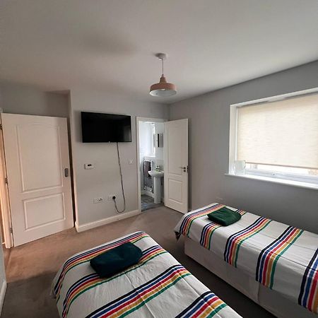 Whyte, Modern 3 Bed House With Garden, Sleeps 9, Free Parking, Sittingbourne City Centre, Kent Exterior photo