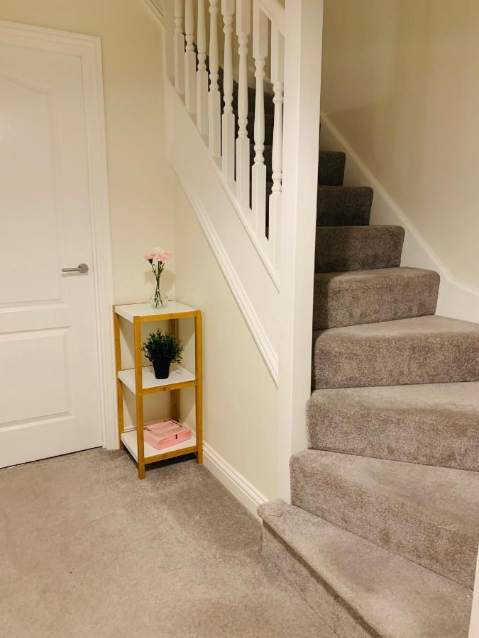 Whyte, Modern 3 Bed House With Garden, Sleeps 9, Free Parking, Sittingbourne City Centre, Kent Exterior photo