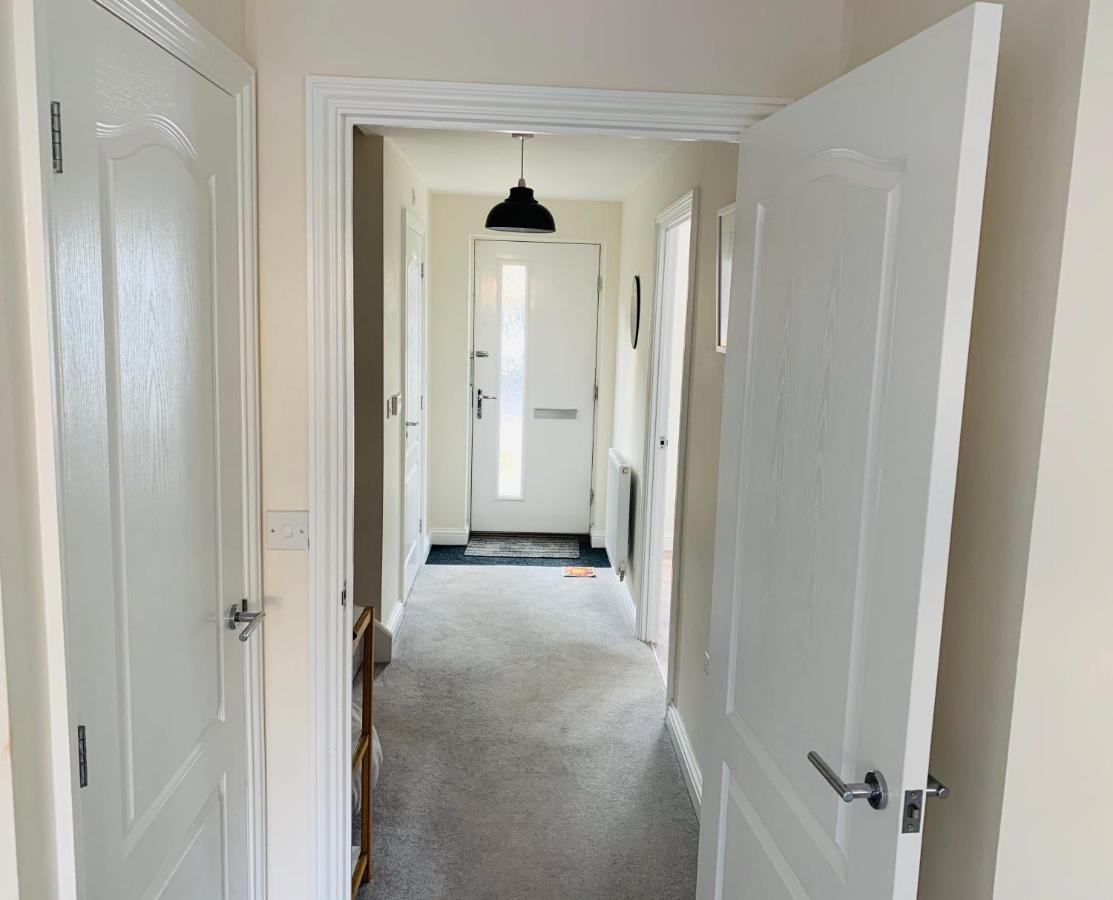 Whyte, Modern 3 Bed House With Garden, Sleeps 9, Free Parking, Sittingbourne City Centre, Kent Exterior photo