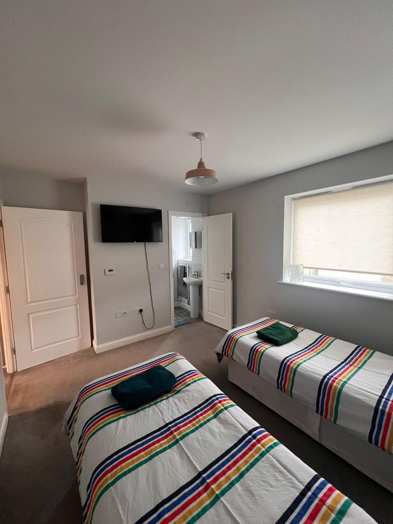 Whyte, Modern 3 Bed House With Garden, Sleeps 9, Free Parking, Sittingbourne City Centre, Kent Exterior photo
